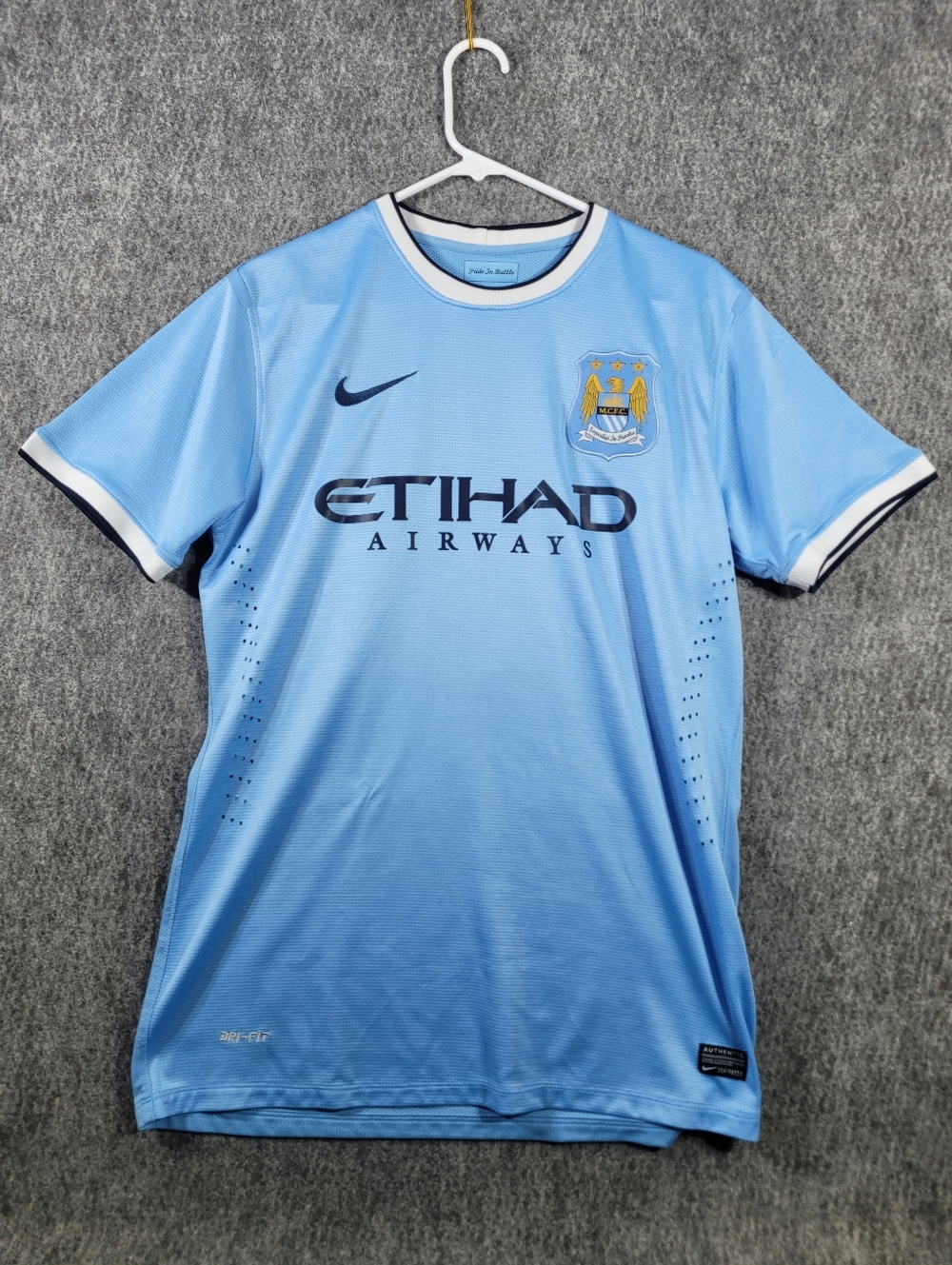 Manchester City 2013-14 Home Shirt Nike Size M NEGREDO 9 Premier League